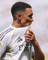 Kaiyun Sports-开云体育-仍需努力…阿诺德西甲首秀1被过&amp;多项防守数据挂0，队内评分最低